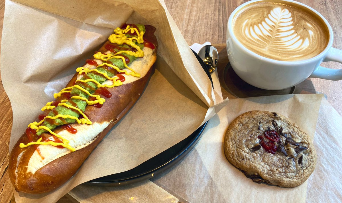 お目当てのチリコンカンはなかったけど気軽に小腹満たせてよきでした🌭クッキーおいしかった🍪