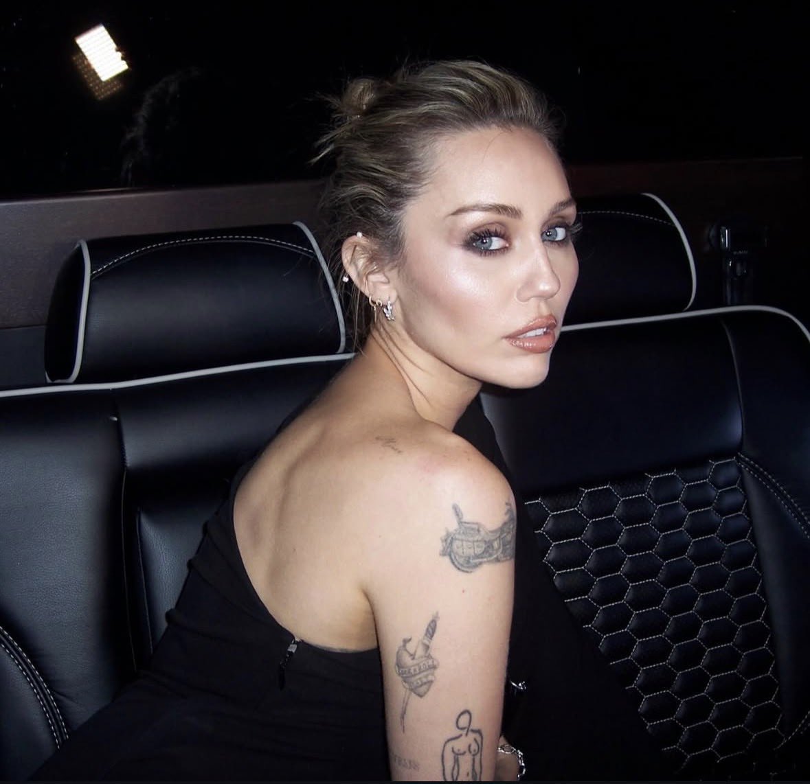 mileyplusdotcom's tweet image. MILEY CYRUS CELEBRA OS TRÊS ANOS DE “FLOWERS”

📍🖥️📱Leia mais sobre esta e outras notícias no nosso site, MileyPlus! Link na bio.
.
.
.
@mileycyrus #mileycyrus #miley #lancamento #aniversario #flowers
#photoshoot
#goldenglobes2026