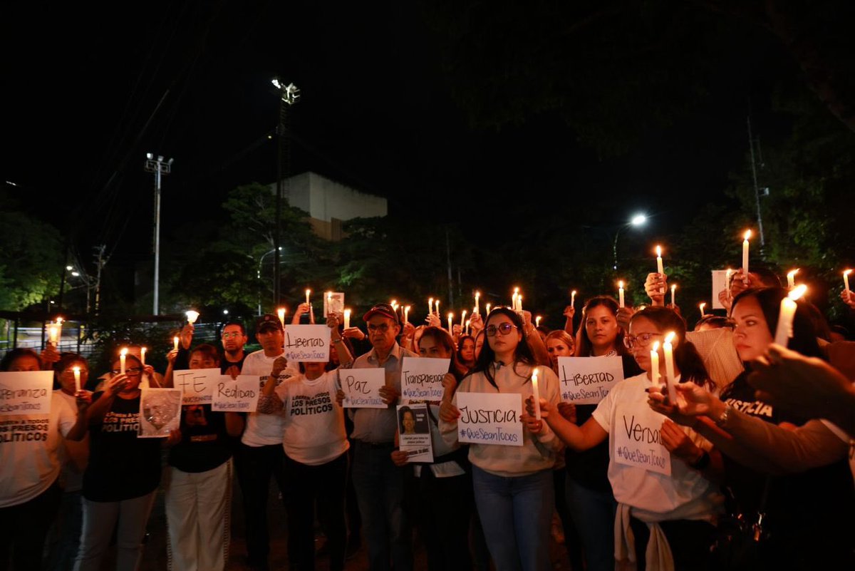 RHelicoide's tweet photo. #AHORA | RODEO I.📍🕯️

Familiares de presos políticos en vigilia por la libertad de todos los inocentes.

¡LIBERTAD PARA TODOS!
#QueSeanTodos #LibertadParaTodos https://t.co/B2e8WNB1ZQ