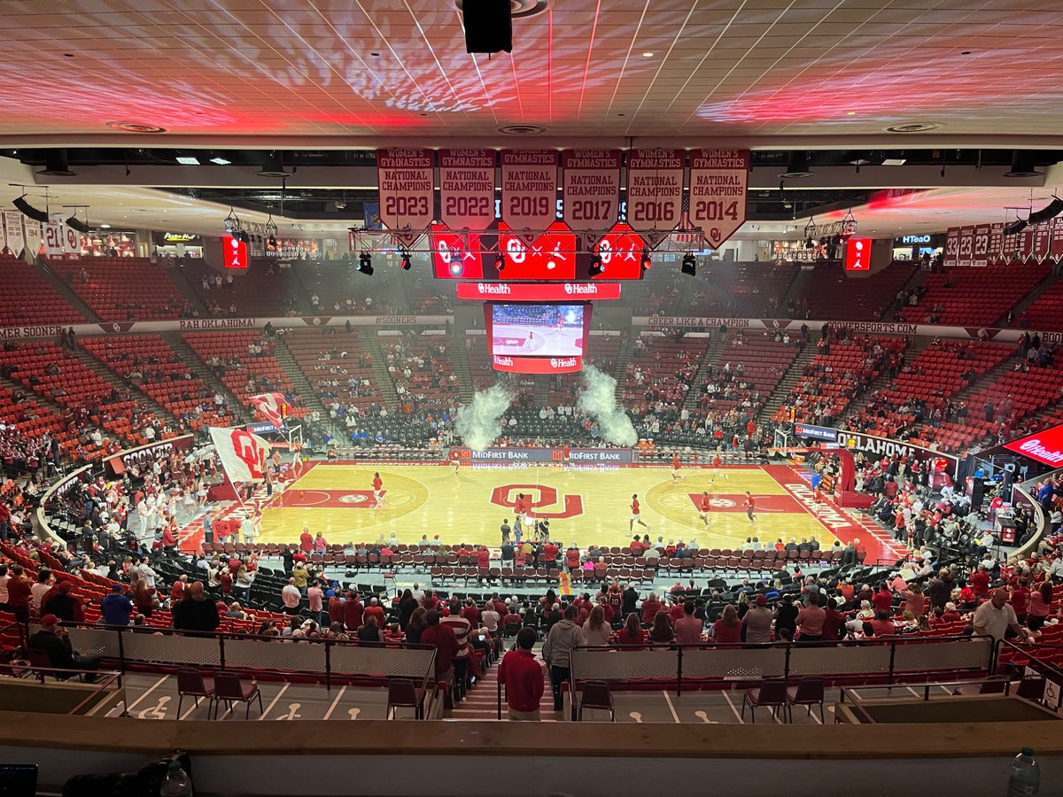 JayCUpchurch's tweet image. Absolutely stunning to see how few fans there are tonight at the Lloyd Noble Center for OU‘s SEC battle with defending national champion Florida - maybe 2500 fans - disgraceful #Sooners