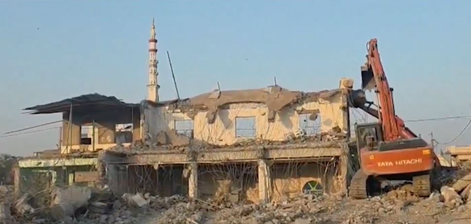 Mosque, other illegal structures demolished in Adipur on Government land 
#GandhidamMunicipalCorporation <a href="/GandhidhamGDMC/">Commissioner, Gandhidham Municipal Corporation</a>
#LetTalkGujarat
#Gujarat #Adipur #IllegalConstruction #LawAndOrder

bit.ly/4jCwii9
Via deshgujarat.com