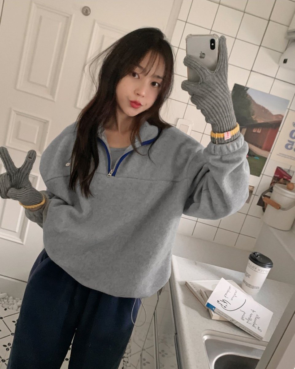 HotpingJ's tweet image. 配色ラインがポイント😉

📌起毛ハーフジップアップ配色フリース
👉x.gd/gVua0

ハーフジップアップで首回りもあったか💗
インナーにポイントカラーを仕込めば
こなれ感満載のカジュアルコーデが完成💕

フリース生地なのでふかふか暖かく
冬中着たくなるアイテムです✌️

#冬服 #冬コーデ