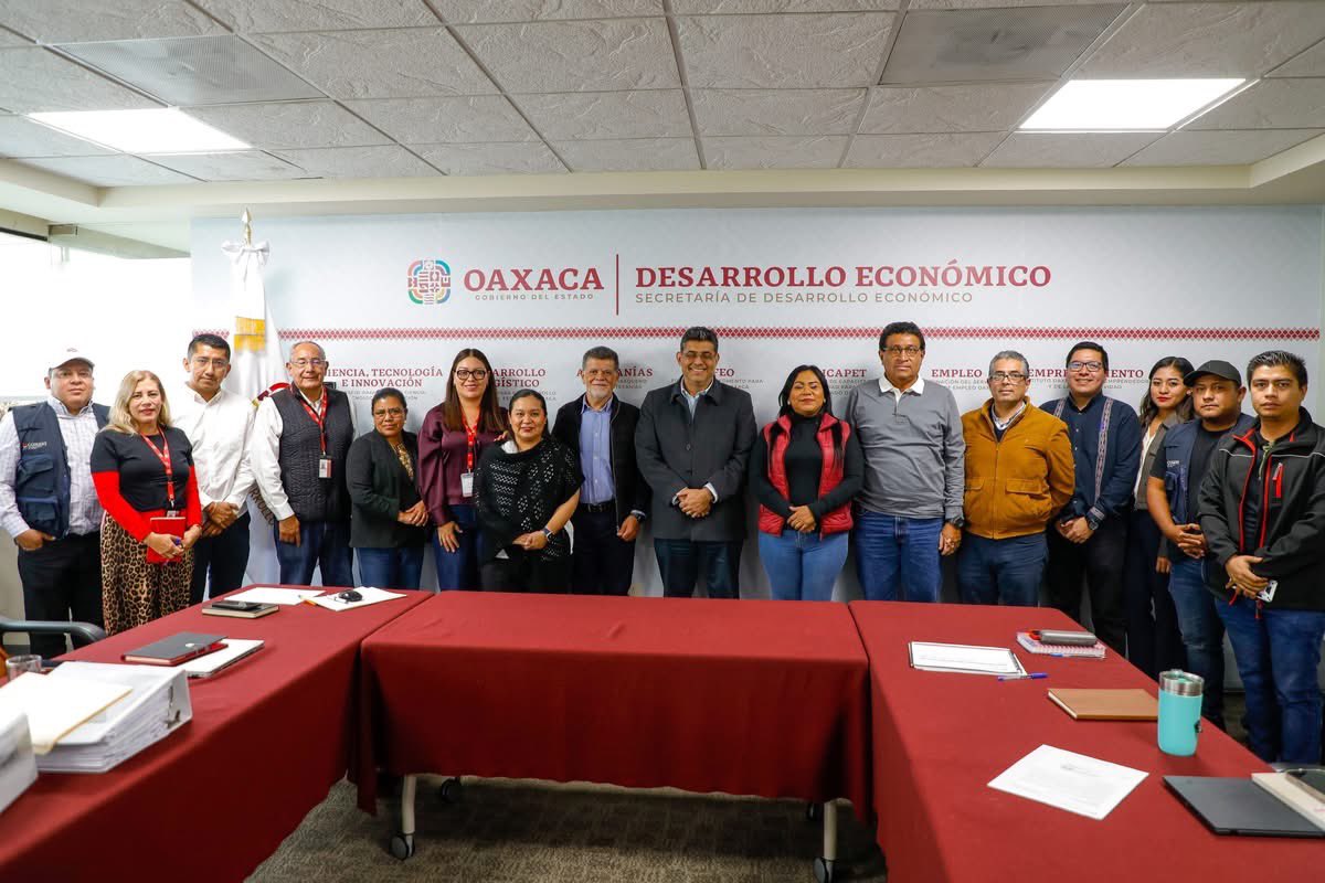 DesEconomicoOax's tweet photo. Dando continuidad a la coordinación interinstitucional con la @Conavi_mx, @Infonavit y @SEDATU_mx, el secretario @RaulRuizRobles, se reunió con la edil de Santo Domingo Tehuantepec, Ana Cecilia Pérez Vásquez, para avanzar en la implementación del programa #ViviendaParaElBienestar https://t.co/yQhBKJxkit
