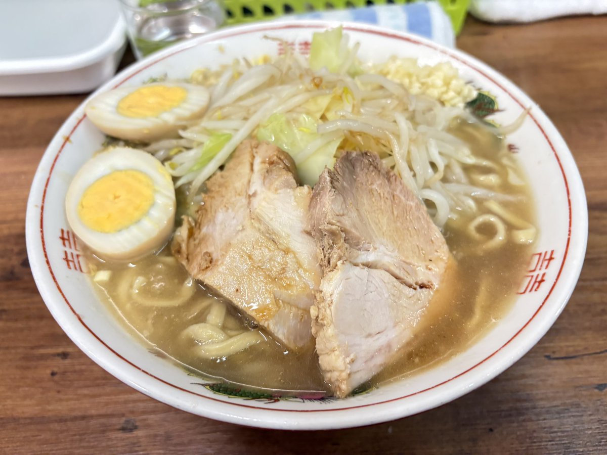 ラーメン二郎 品川店

小ラーメン            ¥950
煮玉子                   ¥100
ネギ                       ¥100
コール: やさい少なめ チョイ大蒜 カラメ

今日は行く気無かったが何故か店前に…

毎日代わり映えしないので久しぶりに煮玉子を購入！

固茹での煮玉子うま😋

品川サイコーすぎる👍