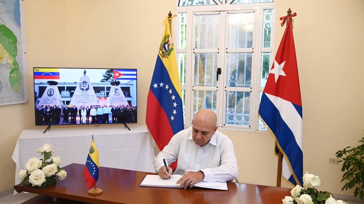 Firmamos el libro de condolencias en homenaje a los héroes y mártires cubanos y venezolanos que cayeron durante el criminal ataque a Venezuela. #HonorYGloria a los valientes hombres y mujeres que ofrendaron su vida en defensa de la soberanía de América Latina y el Caribe