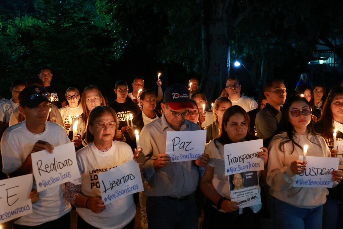 Poderosas imágenes que llegan desde las puertas de la cárcel El Rodeo 1, donde valientes familiares de los presos políticos se mantienen en vigilia por sexta noche consecutiva exigiendo su liberación. #QueSeanTodos