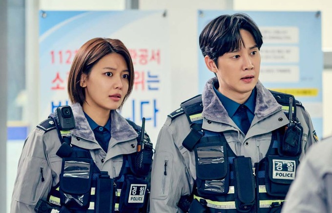 jsistheemperor's tweet image. 군기바짝들어서 흑발짧머하고 경찰제복? 입고 등장하는 순간 내가 티비 찢어버리면 어캄