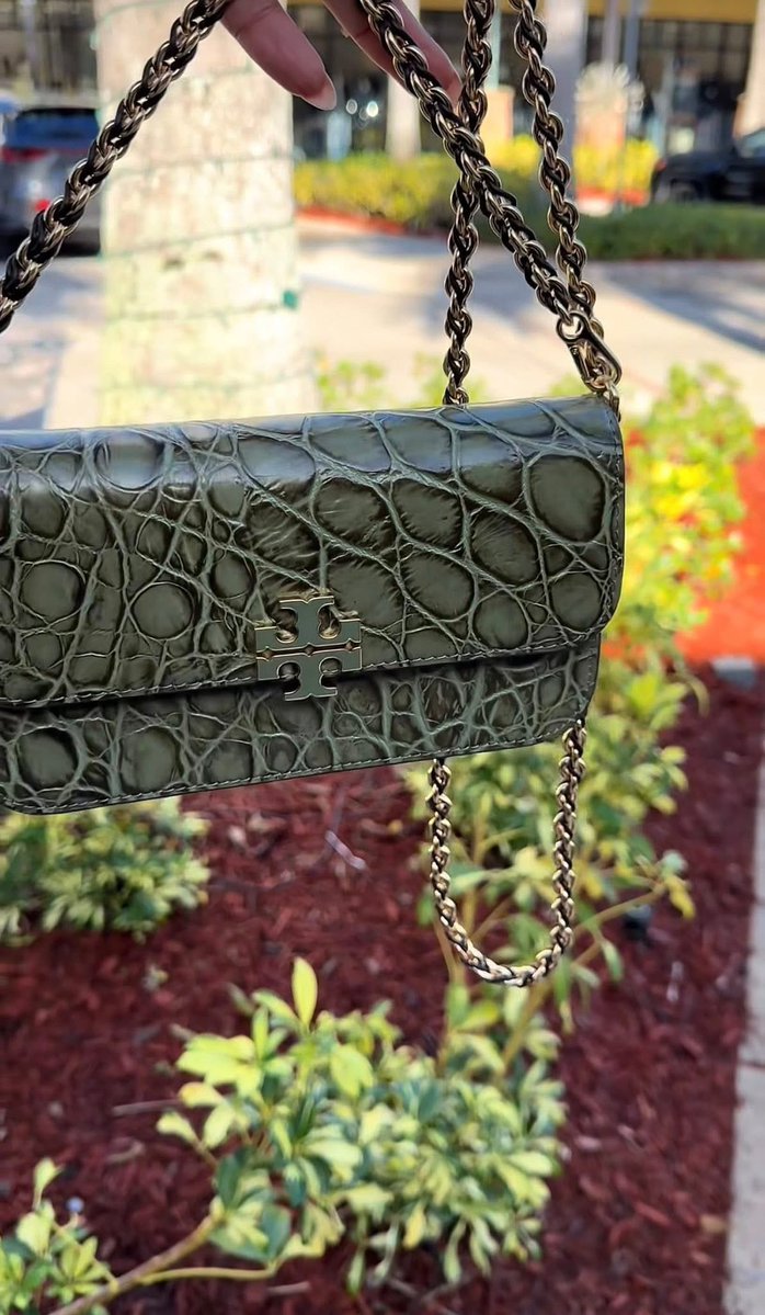 layxsnv's tweet image. This green from Tory Burch is TEA 😍😍😍😍😍😍😍😍😍😍