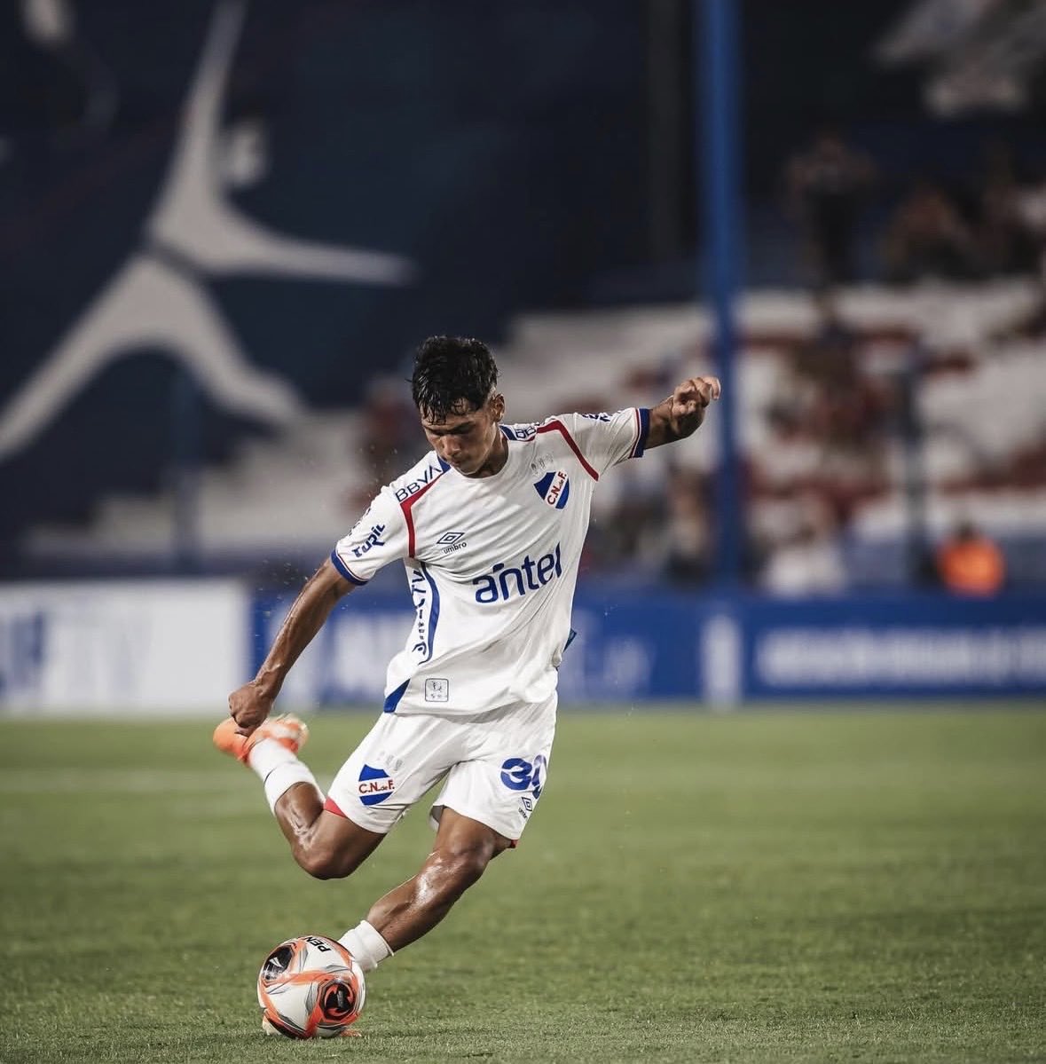 💎 Que placer es ver jugar a Agustín Dos Santos [2008]. Hoy fue el dueño del equipo de Jadson, Nacional jugó a su ritmo y fue el más claro.

Tiene todo para jugar y ser importante. Para nosotros es el interior con mayor calidad que tiene en el plantel. 

Recontra crack.