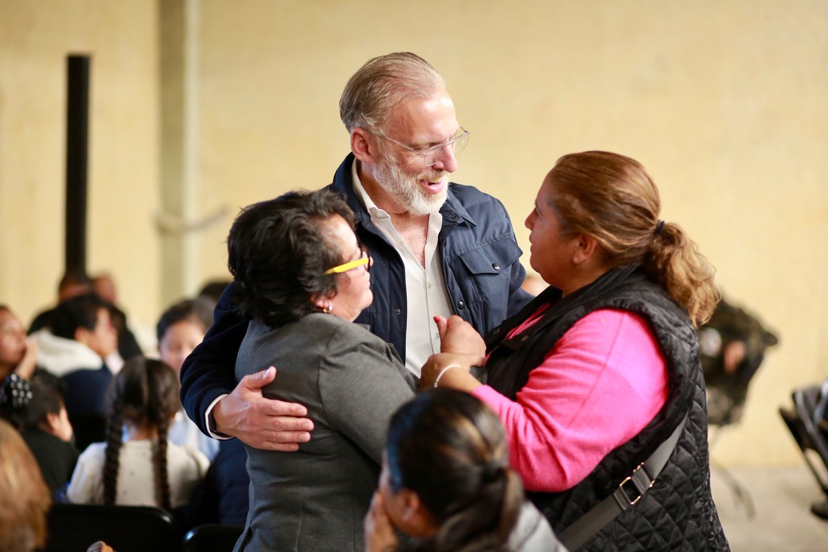 mdelprete's tweet photo. Escuchar y acompañar a las familias queretanas es parte de mi compromiso. Visité Tequisquiapan y me reuní con sus habitantes para dialogar, conocer sus necesidades y trabajar para que los apoyos lleguen a quienes más lo necesitan. Y como manda la tradición, compartimos una rica rosca de reyes. #AquíContigo #QuerétaroConRumboClaro