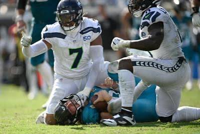 GameWithinGame's tweet image. The Seahawks have real alphas on their D man. Whiners bout to get smacked in their moufs.