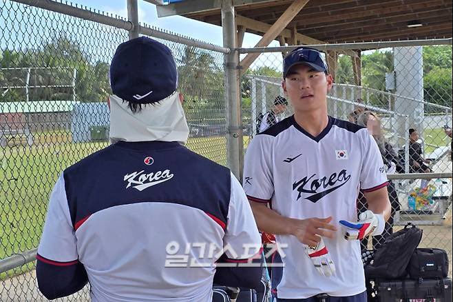 '김혜성 껌딱지'가 나타났다, "저도 세 번 더!" 펑고 받은 김주원 "이때 아니면 언제 배우겠어요"

“코치님, 세 번 더 받겠습니다!"(김혜성)

"저도 세 번 더 받겠습니다!"(김주원)

"주원이, (김)혜성이 형 따라하지 말고!"(이동욱 대표팀 수비코치)