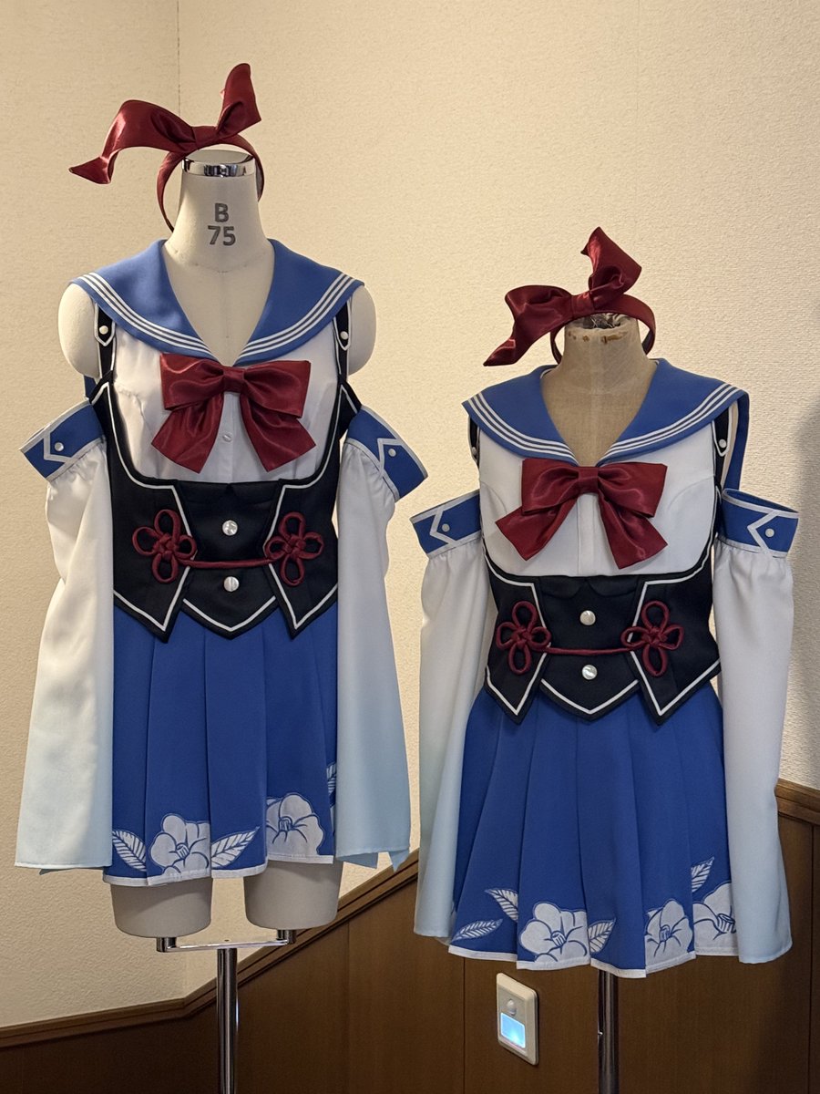 kerokei_cos's tweet image. 初めましてこんにちは衣装を作ったKeiです。
←左は襟付きの前あきブラウス+黒いコルセットで作ったものです。
→右は露出防止のためトップスを一体型（背中部分は肌色生地）で作ったものになります。
コルセット部分は前あきっぽいデザインですが物理的に無理なので脇ファスナーです。