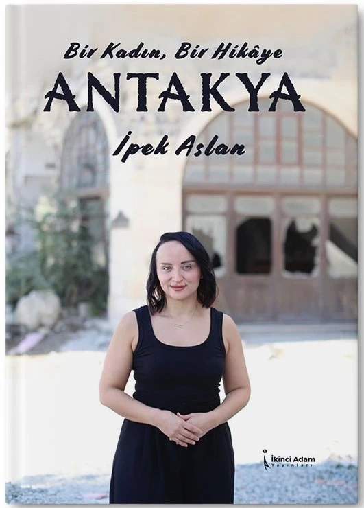 “Yazar <a href="/ipekAslan/">İpek Aslan</a>/‘Bir Kadın Bir Hikâye Antakya"; ."Antakya’nın yorgun taşları, geçmişin ağırlığını taşırken ben o taşların arasından yükselen dayanışmayı, sevgiyi ve inadı yazmak istedim. Çünkü bu şehir, yıkılınca bile yeniden direnen bir ruha sahipti” <a href="/msahincileroglu/">Mehmet Şahincileroğlu</a>