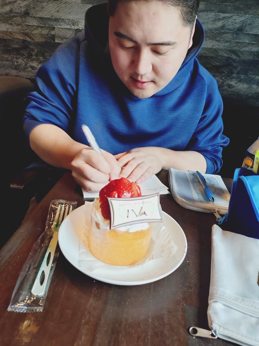 karabiner1995's tweet photo. 本日！
カラビナベーシスト
ハムのお誕生日✨️

そして今週末ライブですよ〜
カラビナはトップですよ〜 https://t.co/aOmfQGWhUk