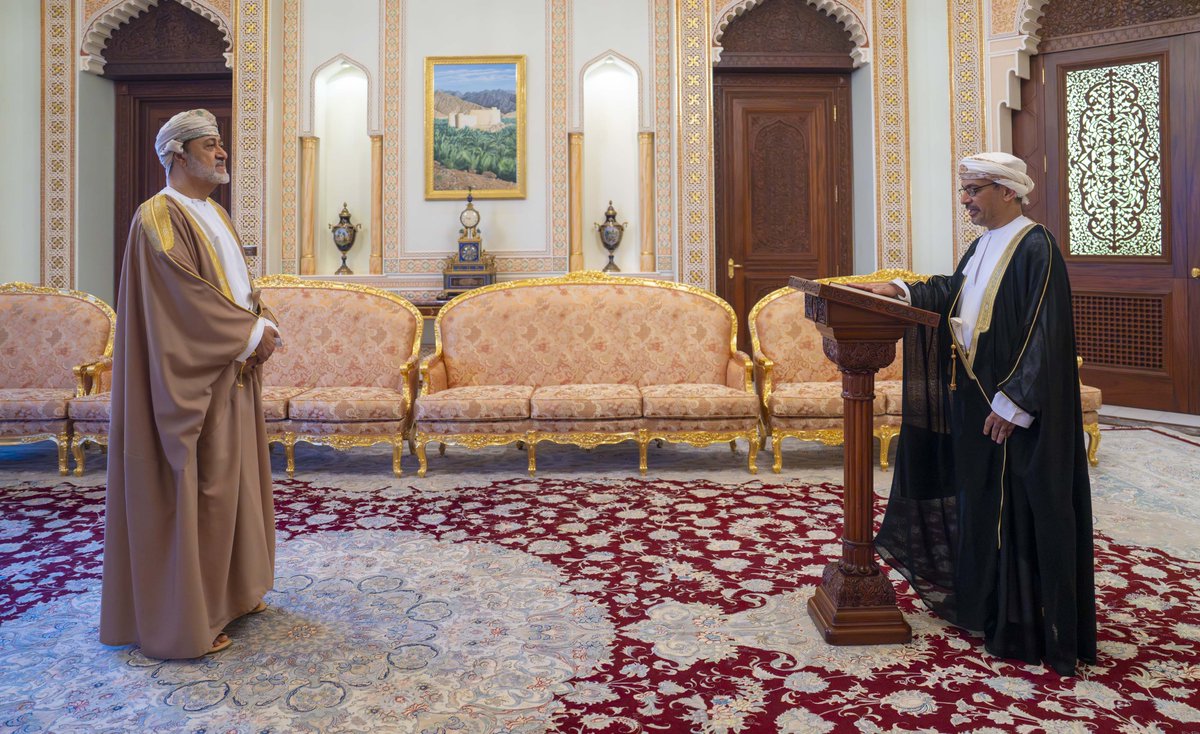 RoyalOmanFamily's tweet photo. 📸أمام المقام السّامي لحضرةِ صاحبِ الجلالةِ السُّلطان هيثم بن طارق المعظّم /حفظهُ اللهُ ورعاهُ/.. أدّى قسمَ اليمين بقصر البركة العامر كلٌّ من: صاحبِ السُّمو السّيد بلعرب بن هيثم آل سعيد وزير الدّولة ومحافظ #مسقط، ومعالي أنور بن هلال الجابري وزير التجارة والصناعة وترويج الاستثمار، ومعالي السّيد فيصل بن حمود البوسعيدي محافظ #مسندم، ومعالي الشيخ عبدالعزيز بن عبدالله الهنائي السّفير المتجوّل في وزارة الخارجية.