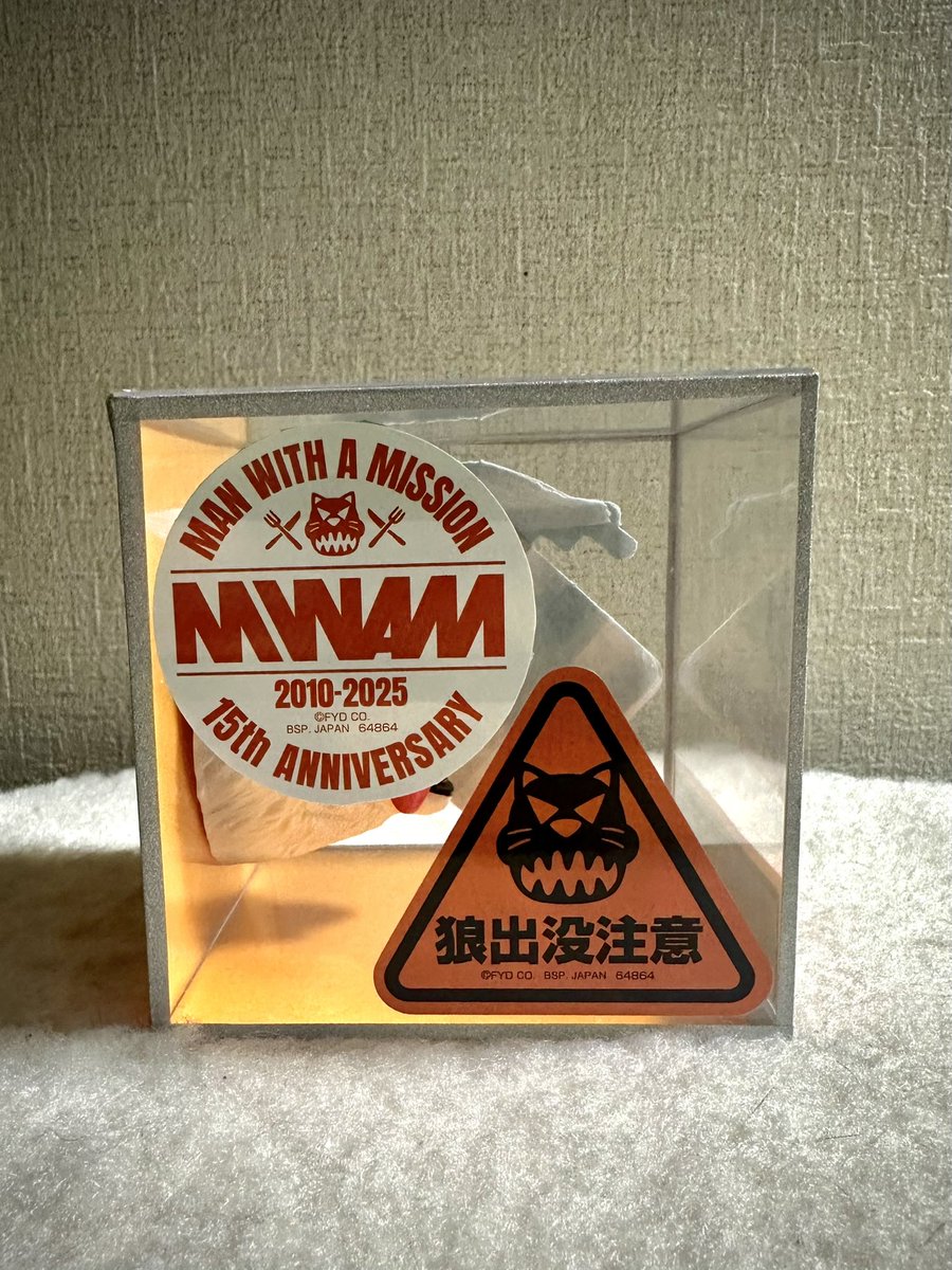 フェイスマグネットをセリアのケースに入れてI賞のステッカーを貼ってみたけど、もう少し奥行きのないケースの方がよかったかも🤔
このサイズだとどうしても小さく見えてせっかくの迫力なくなっちゃう