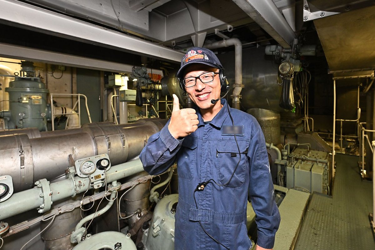 砕氷艦しらせ🐧#今日の笑顔 》 任務の合間に交わされる何気ない笑顔