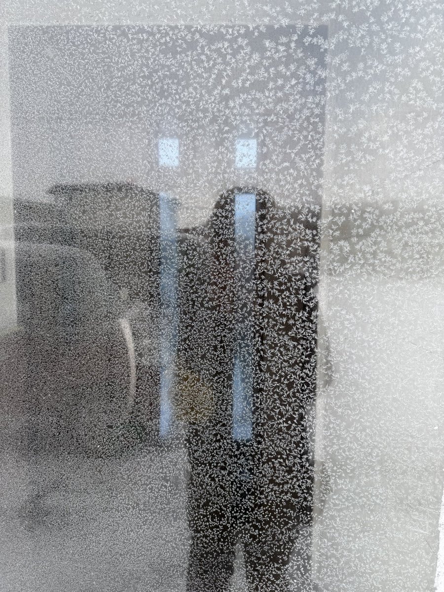 xamairox's tweet photo. 寒すぎて風除室の扉が幻想的になってた
集合体恐怖症は注意かも！ https://t.co/pJ3NzzOhpc