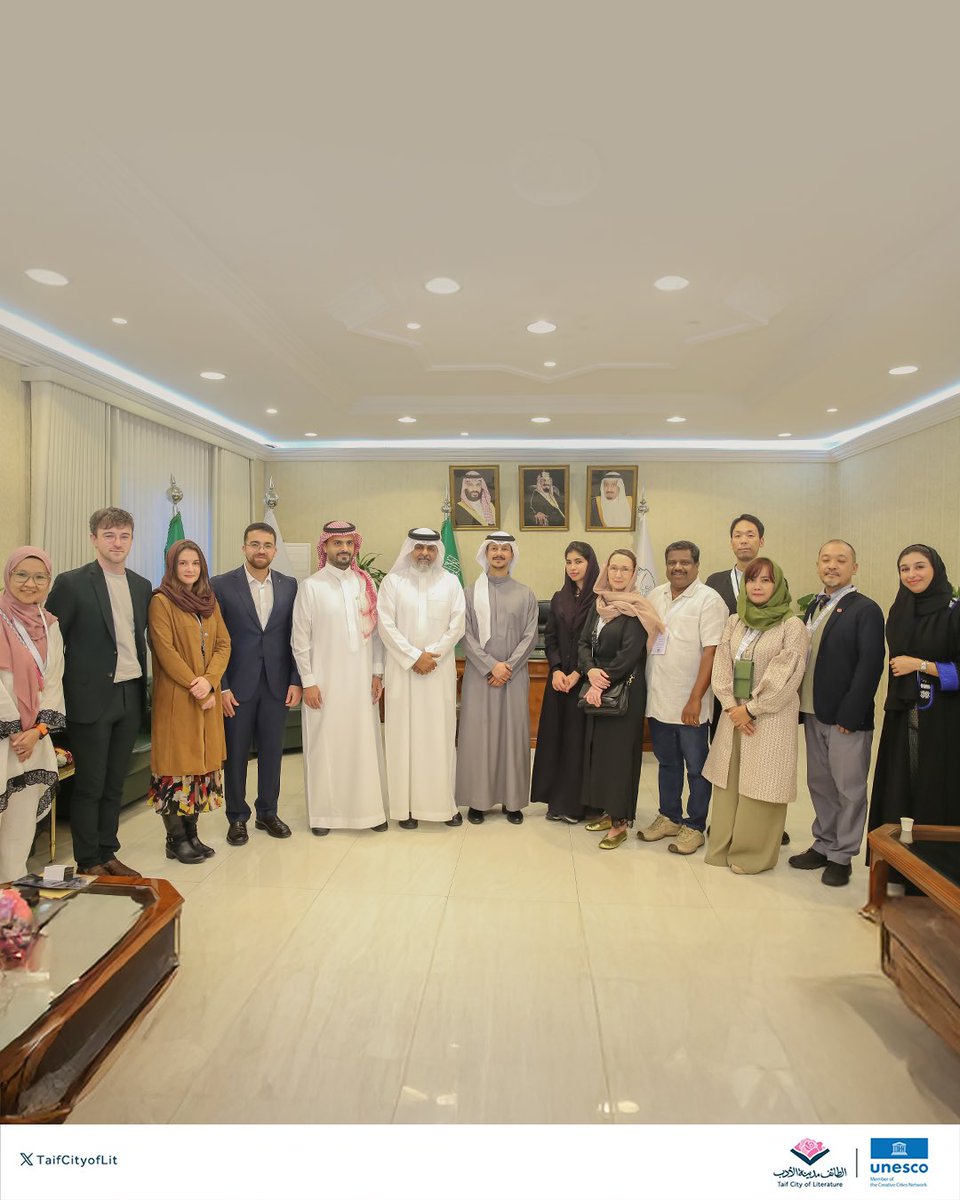 تشرّف ممثلو المدن الأدبية في شبكة اليونيسكو للمدن المبدعة بزيارة مكتب أمين محافظة الطائف، حيث تأتي هذه الزيارة في إطار تعزيز التواصل الدولي مع المجتمع المحلي لرفع مستوى الوعي بالمملكة وإرثها الحضاري والتراثي الفريد.
#الطائف_مدينة_الأدب