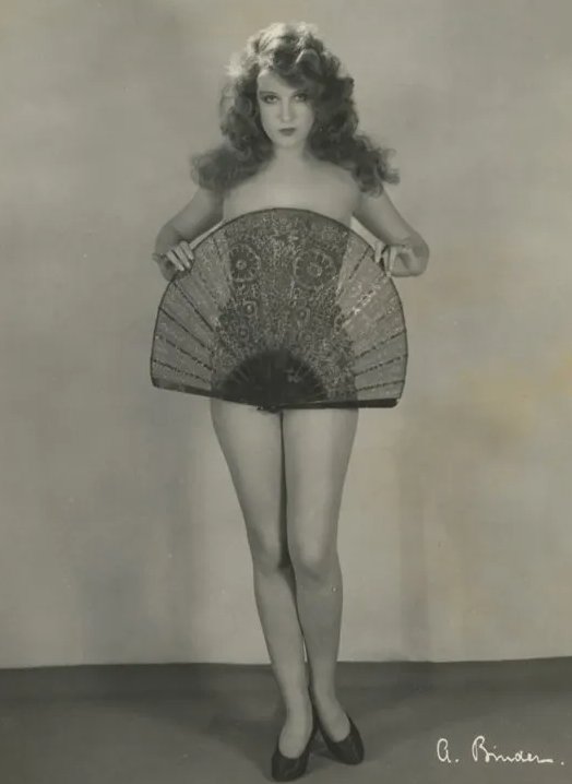 Noirchick1's tweet image. Actress Lili Damita with a very big fan, 1926.....