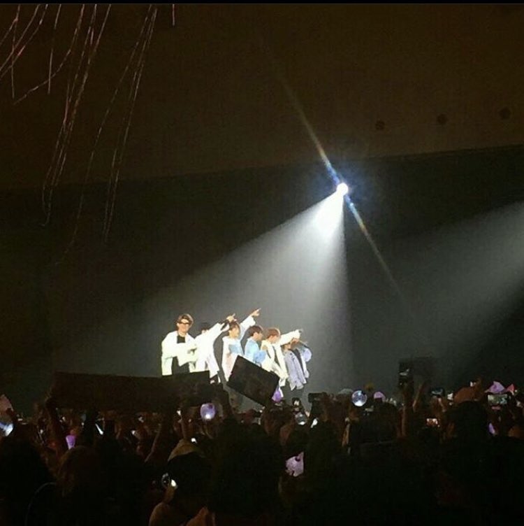 notesofjee's tweet image. yaAllah, semoga aku bisa ketemu mereka lagi. sedih banget fotonya sisa 2 ini karena hp ku yang isinya foto konser mereka rusak huhu dan archive instagram gak bisa dibuka karena ke suspend 😭