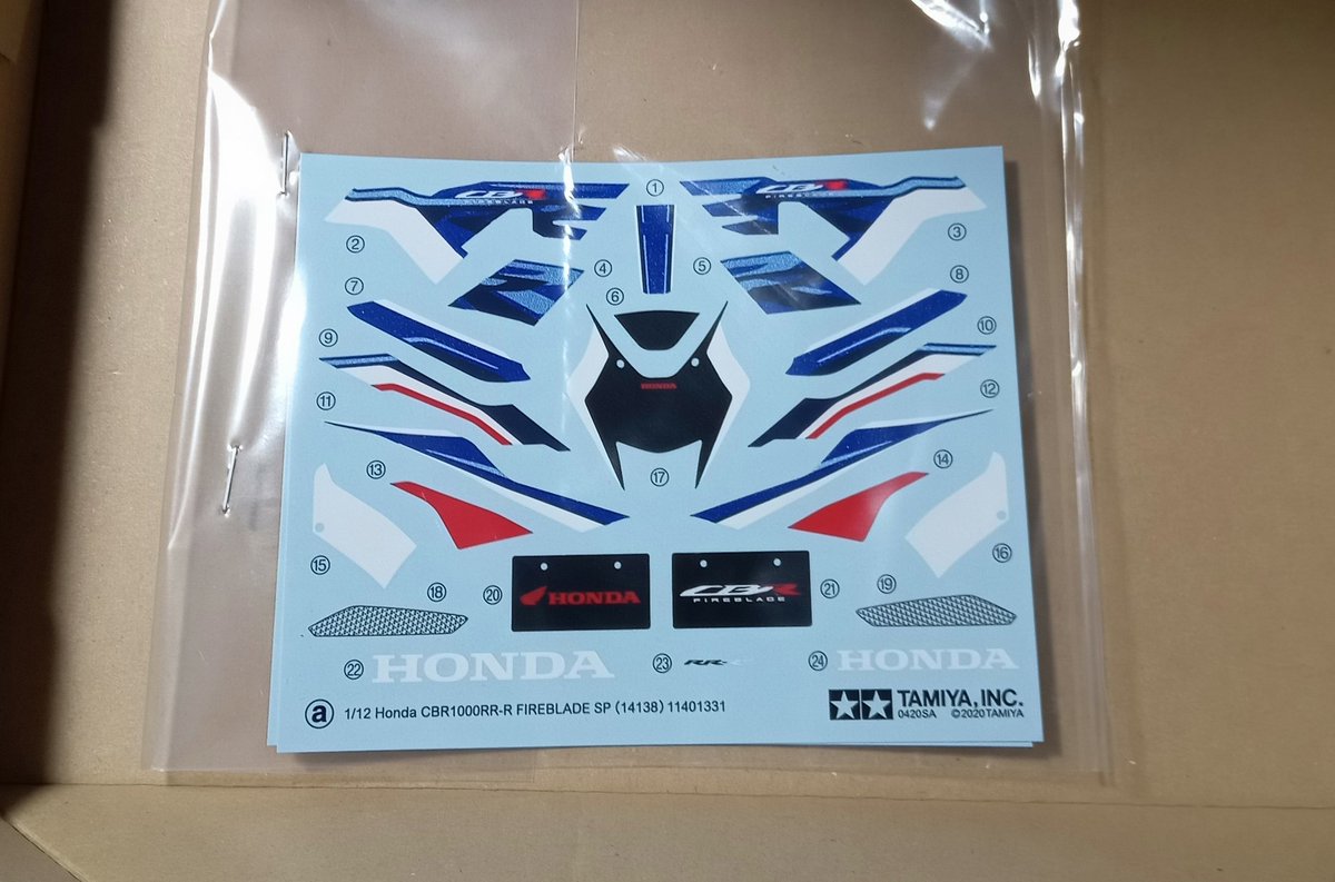 カスタマーからデカールが届いた。 もう失敗は許されんぞ…ワシ