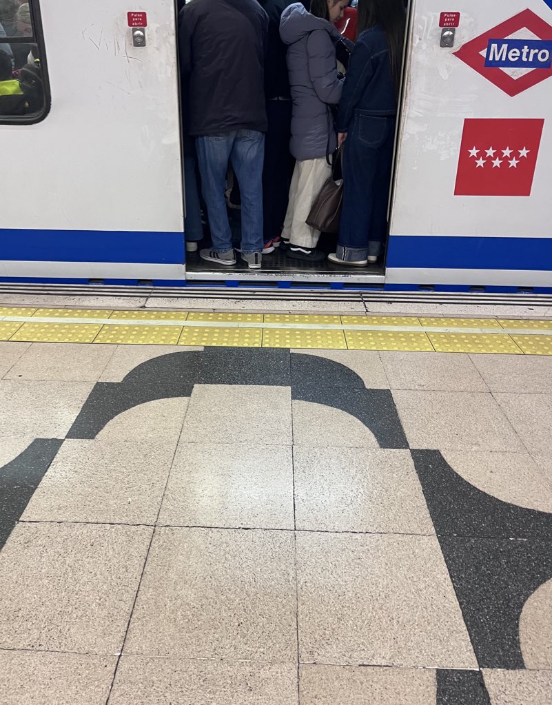 <a href="/metro_madrid/">Metro de Madrid</a> 2º metro que tenemos que dejar pasar en la estación de Artilleros de la de gente que va montada
Entiendo que en las próximas 10 paradas tampoco se podrá montar nadie
Gran gestión!!!!