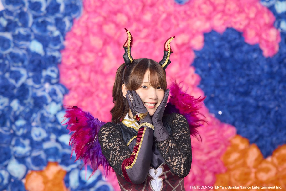 🧵#デレミリ衣装展🪡
⌢⌢⌢
デレステ10thツアー
　メモブオフショット公開🎀
　　　　　　⌢⌢⌢
展示会では実物衣装を見ることができますよ✨ 
#神崎蘭子 役
#内田真礼 さん

👇衣装展チケット先着にて受付中🌈
asobiticket2.asobistore.jp/booths/costume…