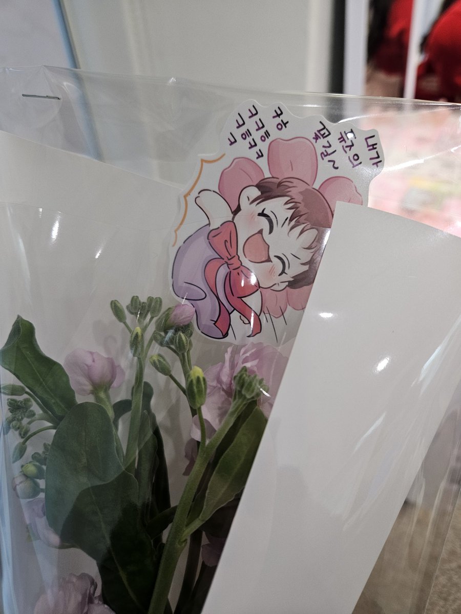 승준데이에 다녀왔습니당! 현수막 그림부터 너무 예뻤어요😆💜 계단 올라가는 곳에도 포스터 다 붙어있어서 기분좋게 들어갔습니당
꽃도 향 좋고 넘 예부고ㅠ 특전도 하나하나 다 귀여워서 행복했어요☺️🫶

#승준이라는_계절에피어난_봄 #승준로
#승준 #SEUNGJUN #온앤오프 #ONF