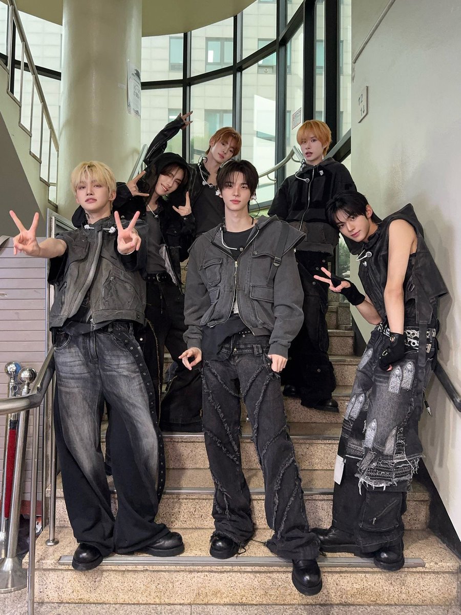strawyuushine's tweet photo. TWS can pull off cute/fresh concepts and sexy/cool ones. Not many groups can do that.

So don’t judge TWS concept if you don’t want yours to be judged too. Think twice before you say anything ☠️ https://t.co/ZEIQkfS9lS