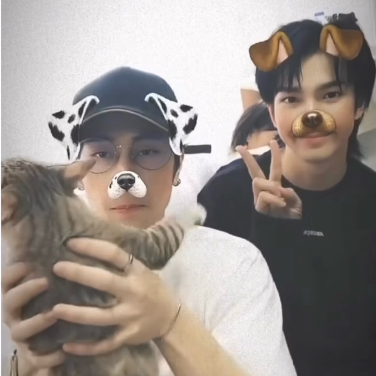 Dù đang stress với chỉnh sửa những trang cuối của artbook, nhưng nhìn những moment này miệng vẫn bất giác cười ☺️~

Một nhà tù hình trái tim =)) 🫶🏻

꒰ #BibleBuild #ไบเบิ้ลบิว #Bubbles ꒱
#artby500