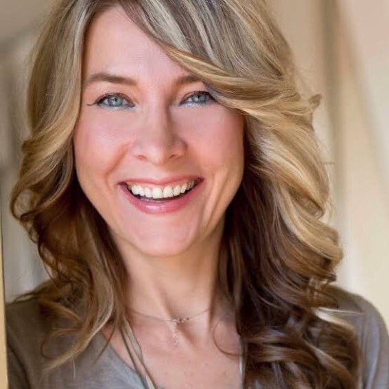 Onu, programlarını çok özlüyorum. Hayat, bazı insanlardan eksik kalmasa keşke. Adil olsa. Zarifti, ruhu ve aklı eşsizdi, hayat doluydu, çalışkan, üretken bir insandı Sevim Gözay. Hiç eğilip bükülmedi. Güzel yüzü, sesi, anlattıkları hiç unutulmasın. Beş yıl olmuş bu dünyadan