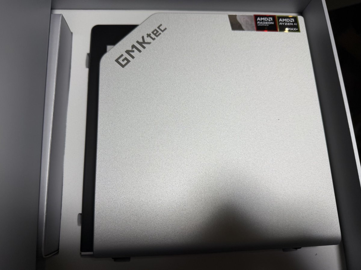 GMKtec EVO-X2届いた。 メモリ128GB, SSD 2TBモデル。 ローカルLLM利用