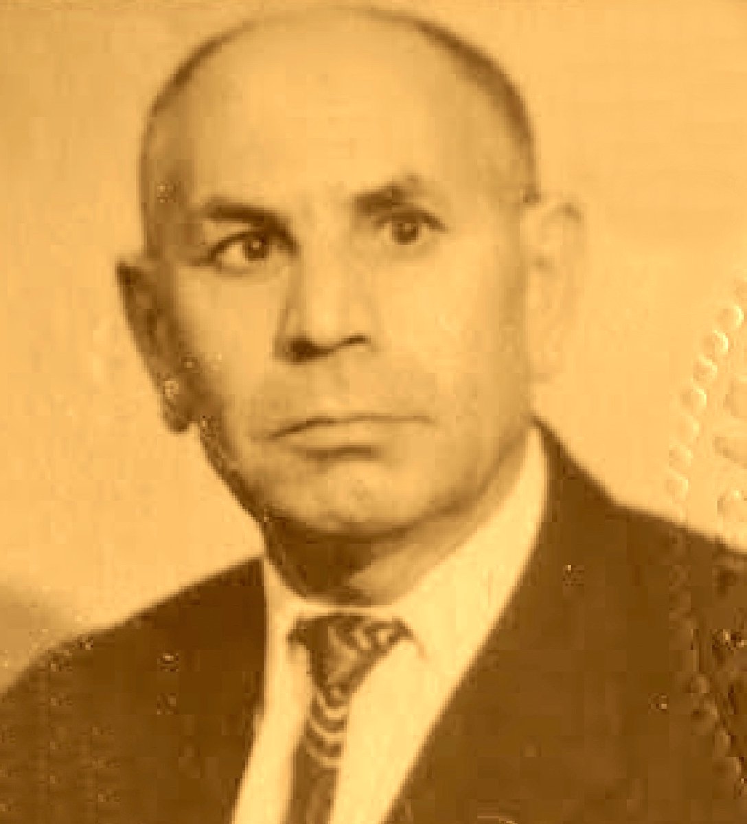 1952. Rue du Fief à Boulogne-Billancourt. Des coups de feu. C’est le locataire du rez-de-chaussée qui tire dans les murs. Un fou, disent ses voisins. Qui ignorent tout. De l’engagé volontaire gazé en 1916. Du résistant téméraire dès 1940 à Bordeaux où il venait à peine de se