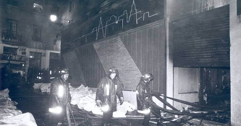 TAL DÍA COMO HOY... En 1990 murieron 43 personas en el incendio de la discoteca #Flying, en #Zaragoza. El fuego se sofocó en menos de media hora, pero las víctimas murieron asfixiadas por inhalación de gases o aplastadas al intentar huir (la escalera de emergencia cedió ante el