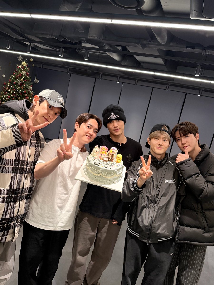 kokokbop's tweet image. they celebrated kyungsoo and kai’s birthday 🥹🥹🥹