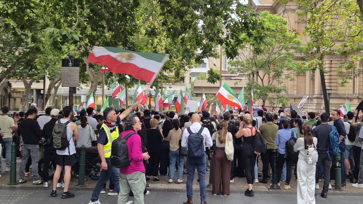 taipan168's tweet image. Persian-Australians waving the pre-Islamic Republic flag protesting against the hateful regime and chanting "Down with the Ayatollah!" outside Sydney Town Hall! 🤩