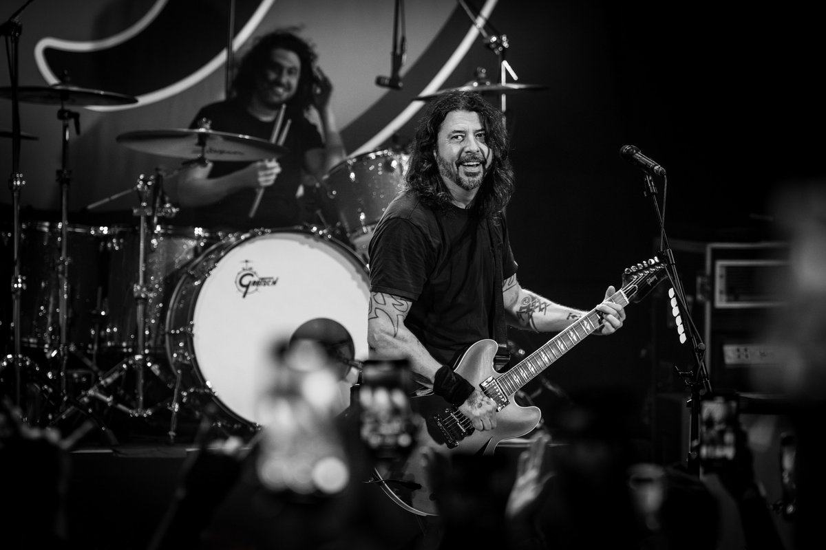 Jistá nezaměnitelná postava Foo Fighters dnes slaví 57. narozeniny. Happy Birthday, Dave Grohl! 🥳

Letošní párty Dave absolvuje s Foo's v Los Angeles, kde večer proběhne benefice na podporu místních charitativních organizací. Více na learnto.foo/hbdg

Foto: Andi K. Taylor