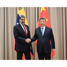 De arrestatie van Nicolás Maduro door de VS is geopolitiek veel belangrijker dan ze lijkt, omdat ze Venezuela in één klap verandert in een frontlijn van het conflict tussen de VS en China.
China had tientallen miljarden geïnvesteerd in Venezuela (olie, mijnbouw, Belt &amp; Road) en