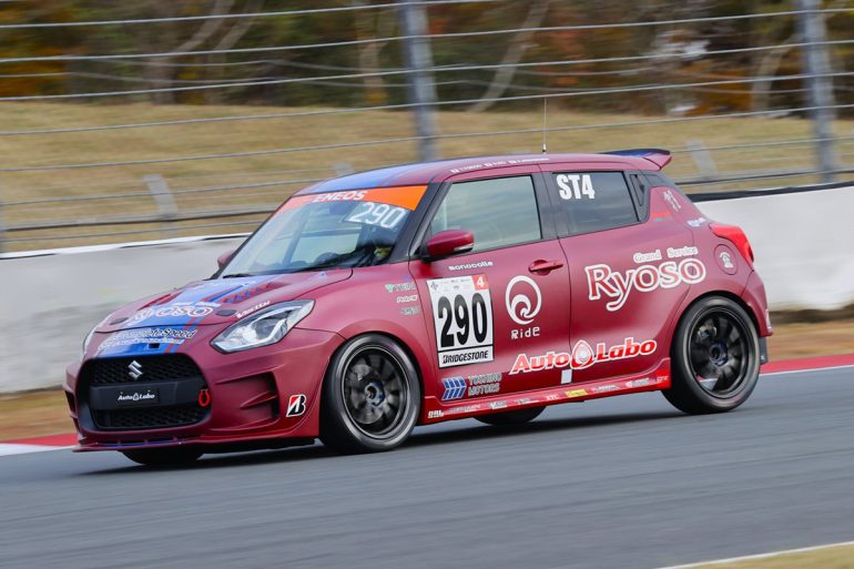 2026 оны 1-р сарын 9-нөөс 11-ний өдрүүдэд Япон улсын Чиба мужийн “Макүхари Мэссэ” үзэсгэлэнгийн тэнхимд зохион байгуулагдсан “Tokyo Auto Salon 2026” дээр Сүзүки корпорац “Life with Adventure” сэдвийн хүрээнд автомашинуудынхаа тусгай хувилбаруудаа танилцуулан оролцлоо.