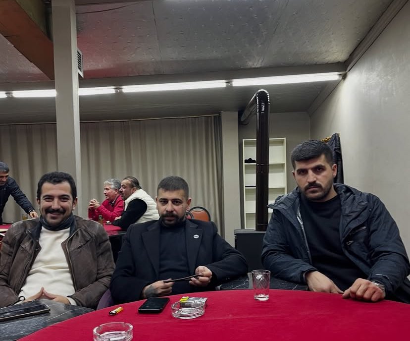 50 bin suçlunun dışarıda köpek gibi gezdiği ülkeyle, kendilerine saldırı gerçekleştiği için, kendilerini zorunlu korudukları halde hapiste tutulan ülkenin adı Türkiye’dir. 
Herhalde bekledikleri şey karşılık vermeden ölmemiz. Ama anca beklerler. 
Arkanızda bile değil, 1 adım