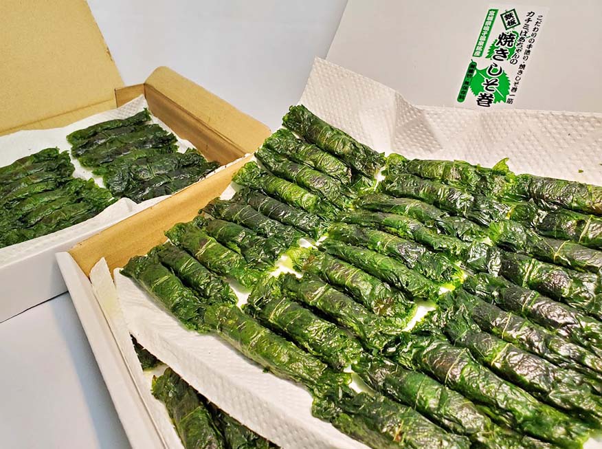 yakishisomaki's tweet image. ようやく工場で製造してる焼きしそ巻きが貯まってきました。２０２６年は欠品・遅延がないように、こっからもたくさん巻きます！

東北自慢の郷土料理をもっともっとたくさんの方に知ってもらいたいです。
#しそ巻き