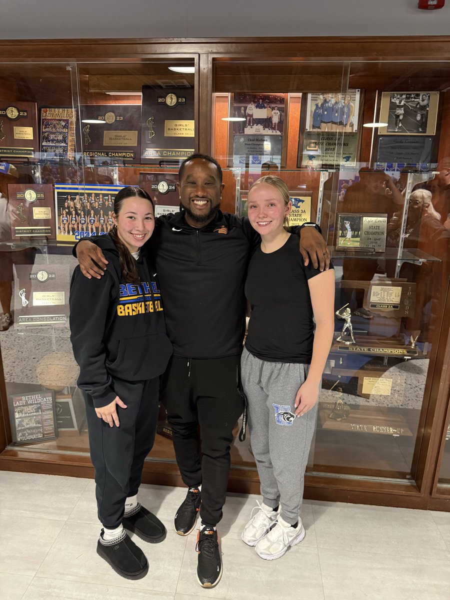 CoachJThompson0's tweet photo. Had to pull up and support my girls. Always proud of them. These girls are going to do great as teammates. Cameron University got 2 great kids 🏀🏀  @AvaGascon22 / @SaylerEaton2026 https://t.co/D0xjinx2Ku