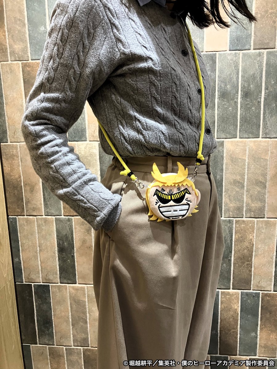 【横浜ロフト会場/静岡パルコロフト会場/千葉ロフト会場】

◇1/16（金）新商品◇
 
フェイスケース
(麗日・轟・オールマイト・相澤）
各税込1,650円
 
ジロリとした表情が特徴的なジロリフェイスケースに、
第2弾が登場！
ぬいぐるみ生地で触り心地が抜群！
肩からかけて使用できます。