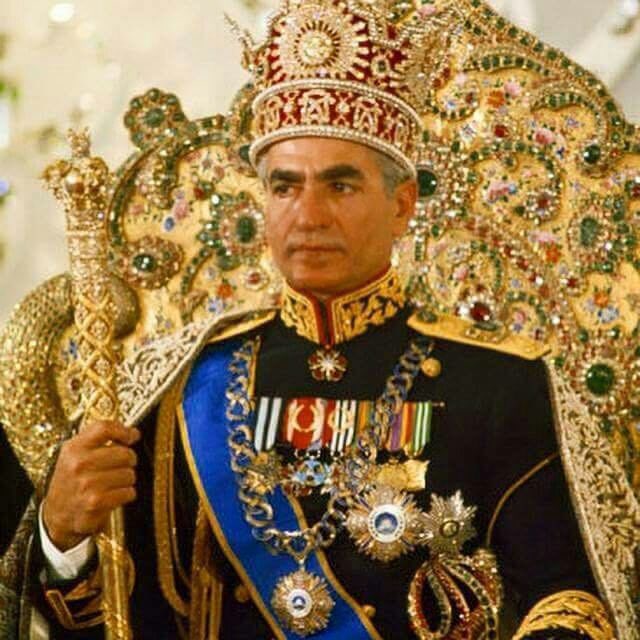 soheili84's tweet image. حالا تفاوت #شاه و گدا رو بهتر میفهمیم…

او گفت یک پادشاه نمیتواند پایه‌های تختش را بر خون مردمش بسازد،
هنگامیکه نخواستندش رفت و تا روزیکه نفس میکشید یک کلمه حرف ناروا در موردشان نزد.

ای بزرگ مشرقی تو با هیچکس قابل قیاس نیستی😭
#جاویدشاه