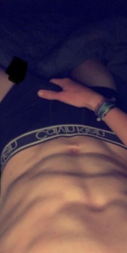 Owaxom's tweet photo. Ill send a un blurry photo just dm me😏 https://t.co/7pE7hRLxuW