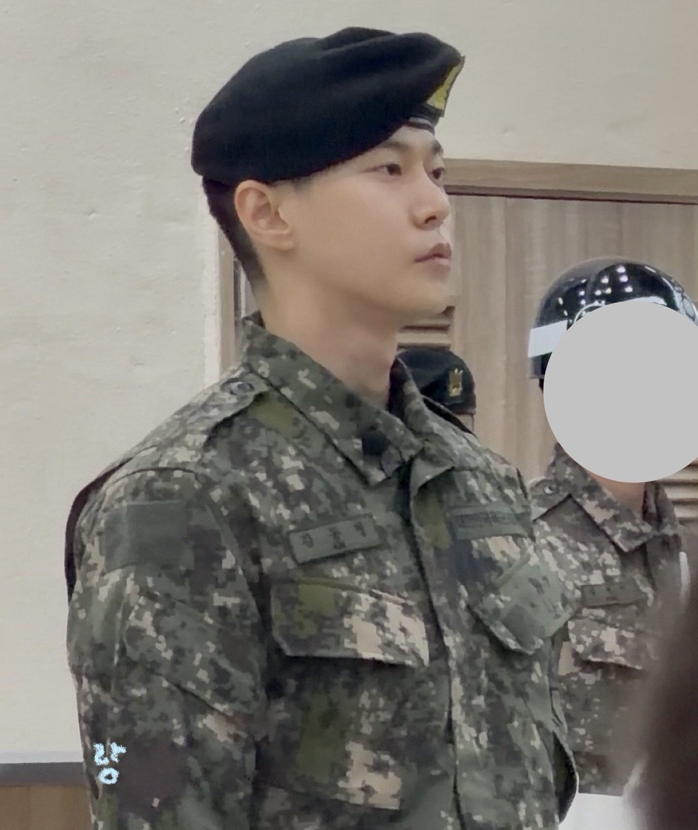 AboutDoyoung21's tweet image. Doyoung wrapped up his military training today. As a Company Commander, he oversaw up to 100 soldiers across 3–4 platoons, with each platoon reporting to him.

He was also chosen as Top Recruit of 12th Infantry Division, showing his effort and dedication wherever he goes.