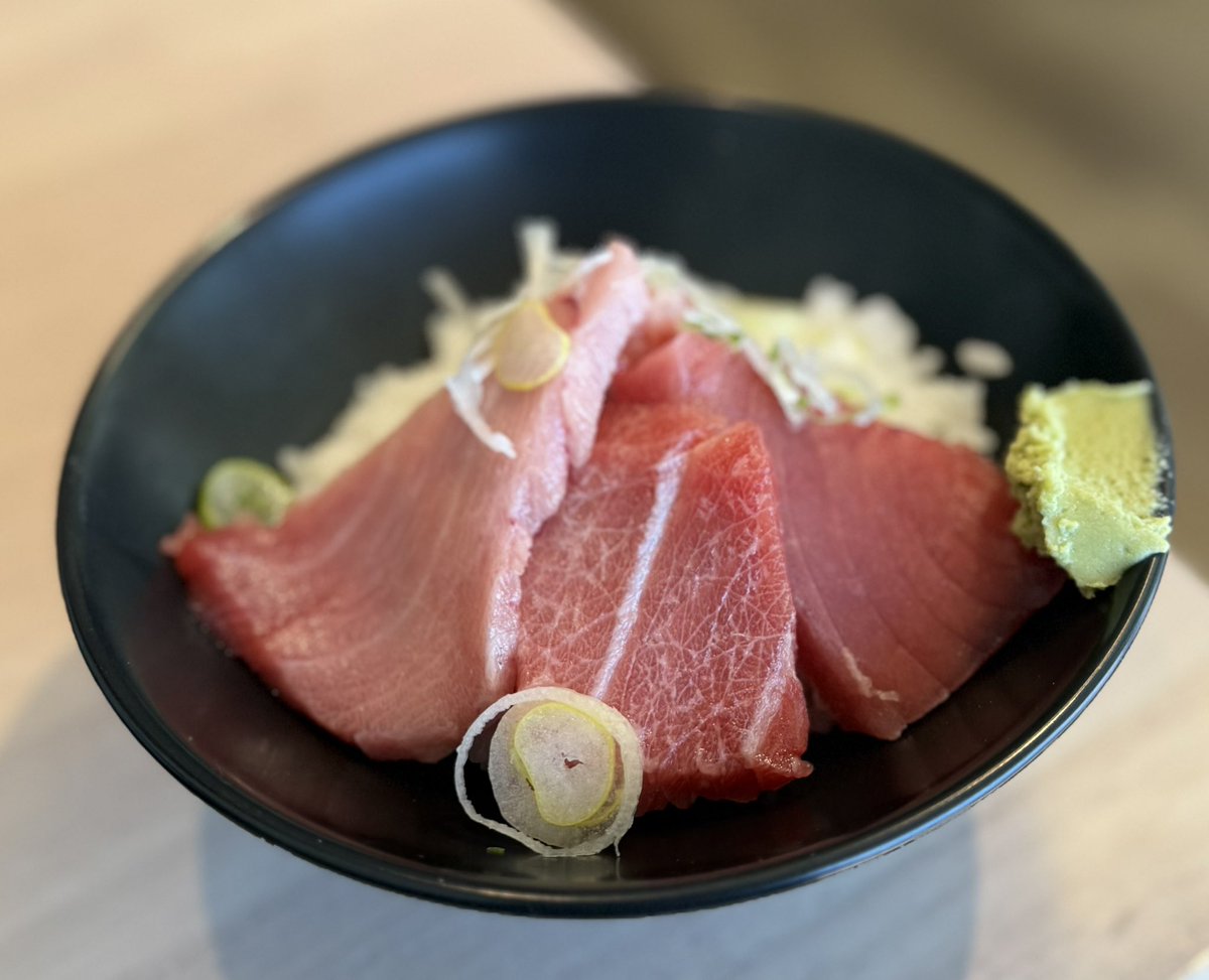 めん屋 まぐ郎 さん

まぐろ豚骨ラーメン
本まぐろ丼 ハーフ

相棒が素敵なお店に😍💕
勿論初訪麺😍💕
まぐろの美味が凝縮した豚骨スープ😍バリ美味〜😍
食べる前からまぐろの香りが最高👍✨
ホロホロな角煮チャーシューも🐴🐴〜😍💕
本まぐろ丼は美味いしかない😍
今日も大満足😍
ご馳走様でした〜🙇‍♂️