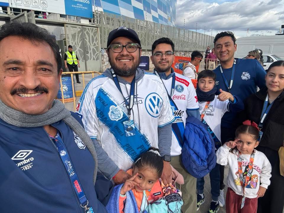 matarubio61's tweet photo. ✨Tarde-noche de fútbol ⚽️ con la familia en el estadio Cuauhtémoc de Puebla capital.✨

    ¡Siempre Poblano de Corazón!❤️

¡La Franja en casa inició con el pie derecho! 💙🤍

El Club Puebla 2 ⚽️ ⚽️-Mazatlán 1 ⚽️. https://t.co/2F3gkUoO9u